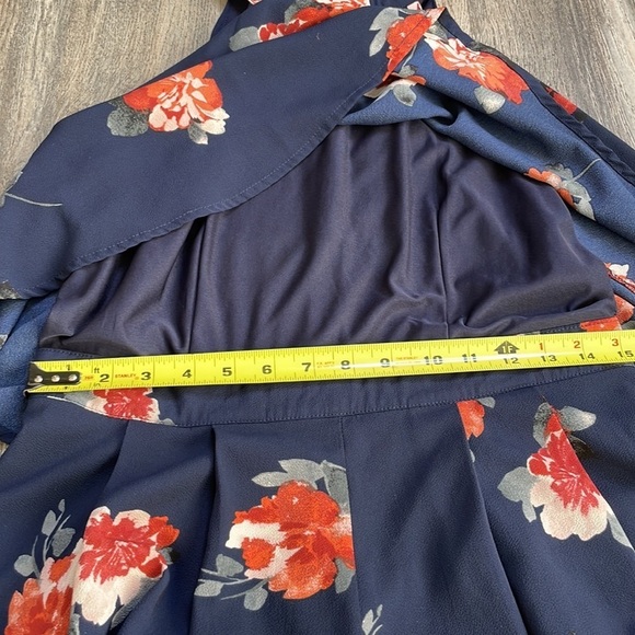 Listicle Women’s Navy Floral Shorts Jumpsuit Romper, Keyhole tie back, size LG - Picture 11 of 14